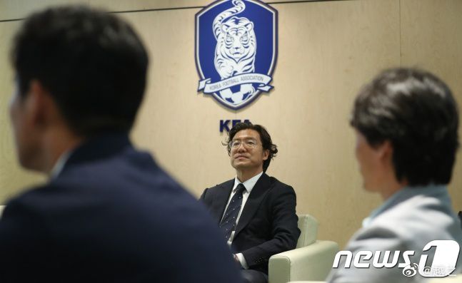 她开车把我送到加利福尼亚大学洛杉矶分校的医院，急救室的护士让我躺在病床上，开始询问病情。